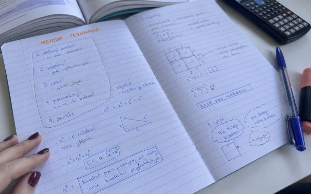 Zbliżenie na zeszyt z notatkami do metody Feynmana, wzorami matematycznymi i rozpisanym przykładem twierdzenia Pitagorasa.