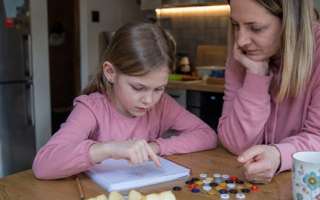 Mama i córka wspólnie uczące się tabliczki mnożenia.